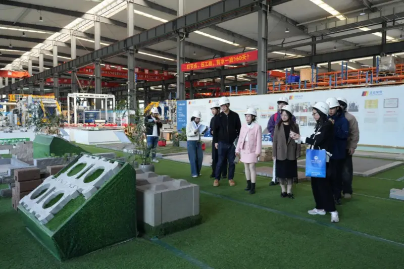 A tengerentúli fejlesztési szükségletekre összpontosítva a Quangong Machinery Co., Ltd. együttműködik a Fuzhoui Külgazdasági és Tanulmányi Egyetemmel, hogy nemzetközileg orientált tehetségeket neveljen.